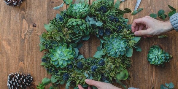 making-green-christmas-wreath-with-suculents_114579-2445.jpg